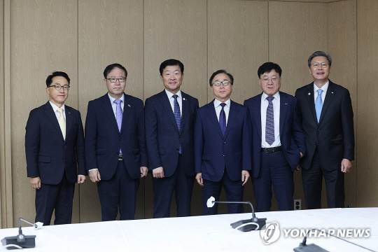 18일 열린 경제 6단체 상근부회장 회의에서 참석자들이 기념촬영을 하고 있다. 왼쪽부터 이호준 중견기업연합회 부회장, 정윤모 중소기업중앙회 부회장, 우태희 대한상공회의소 부회장, 이동근 한국경영자총협회 부회장, 정만기 한국무역협회 부회장, 김창범 한국경제인협회 부회장. 연합뉴스